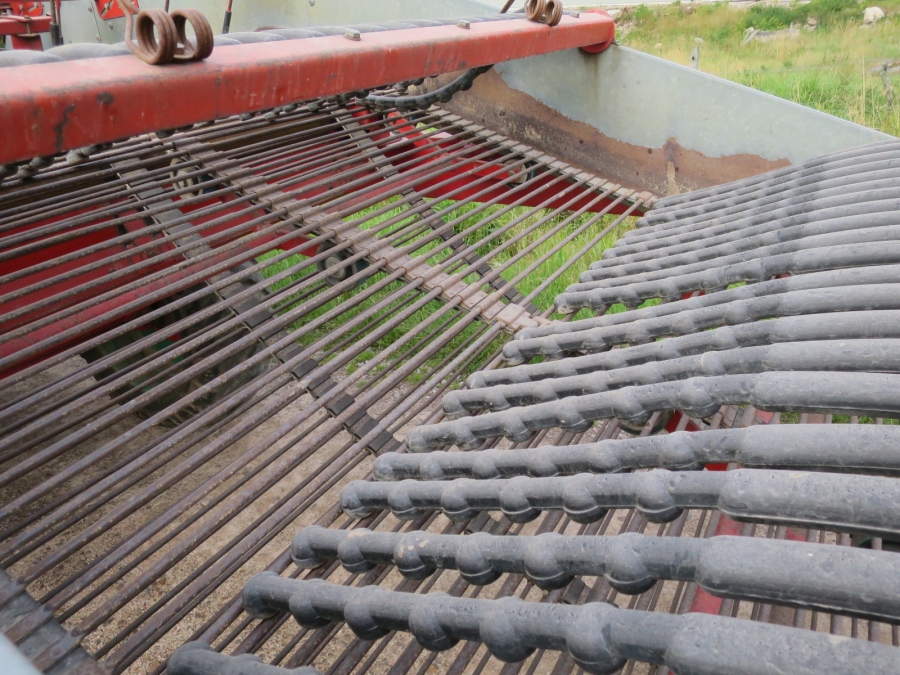 4676 Kverneland UN2200 potato harvester with elevator