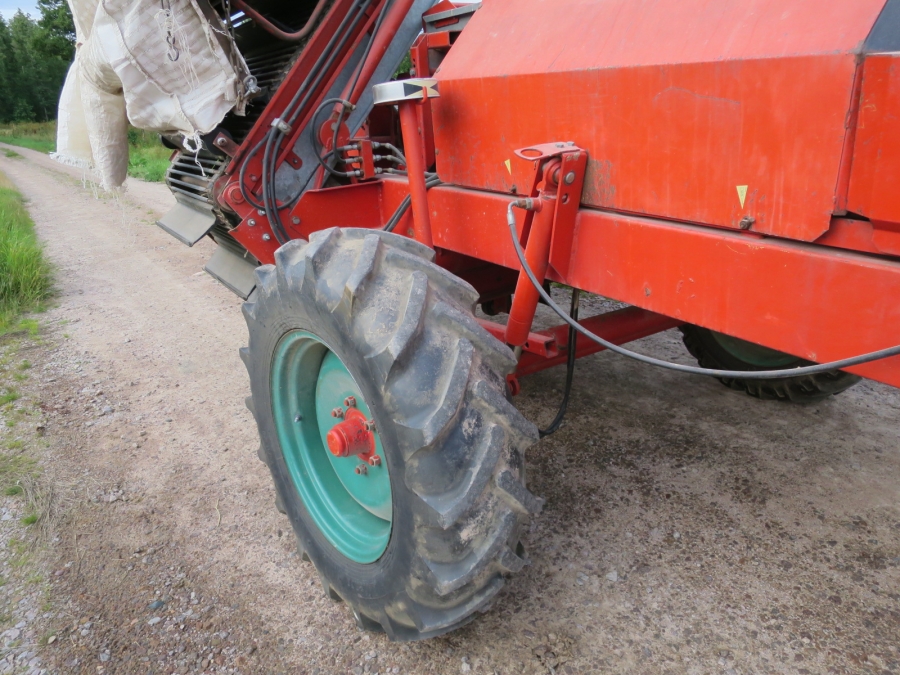 4676 Kverneland UN2200 potato harvester with elevator