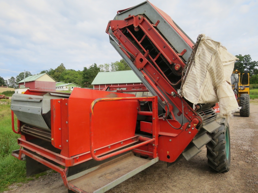 4676 Kverneland UN2200 potato harvester with elevator