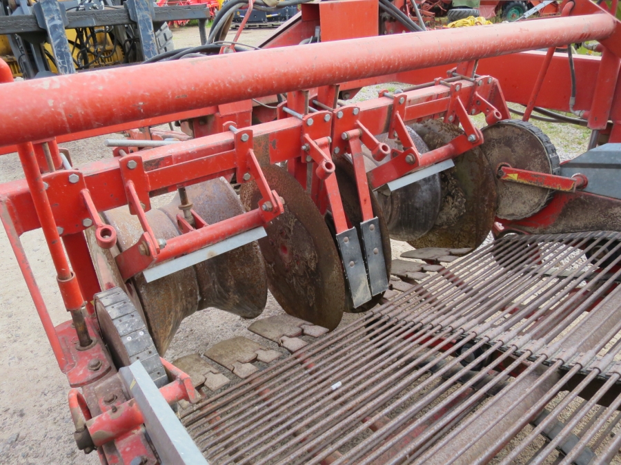 4676 Kverneland UN2200 potato harvester with elevator