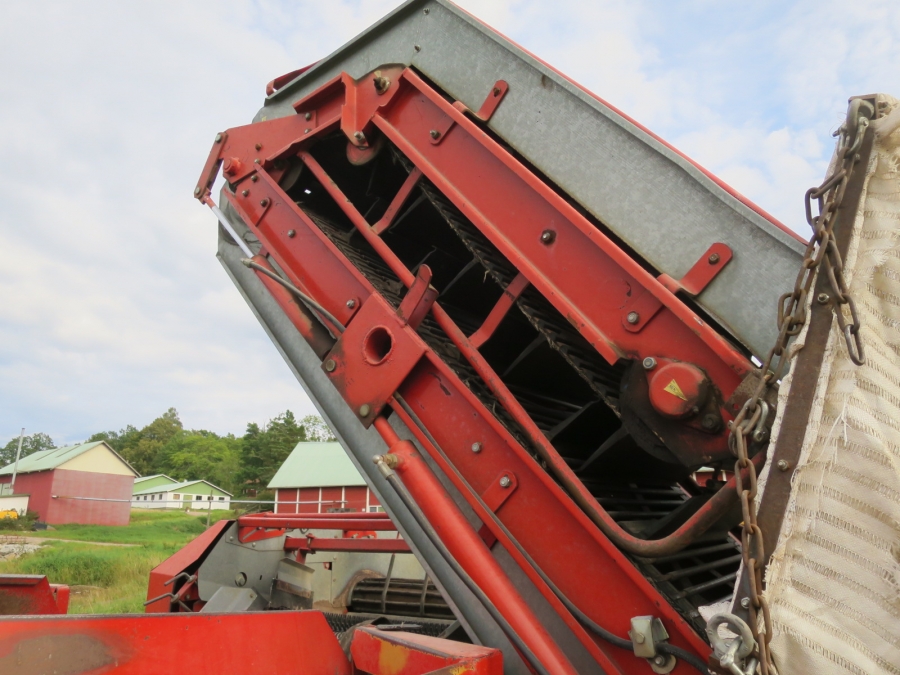 4676 Kverneland UN2200 potato harvester with elevator