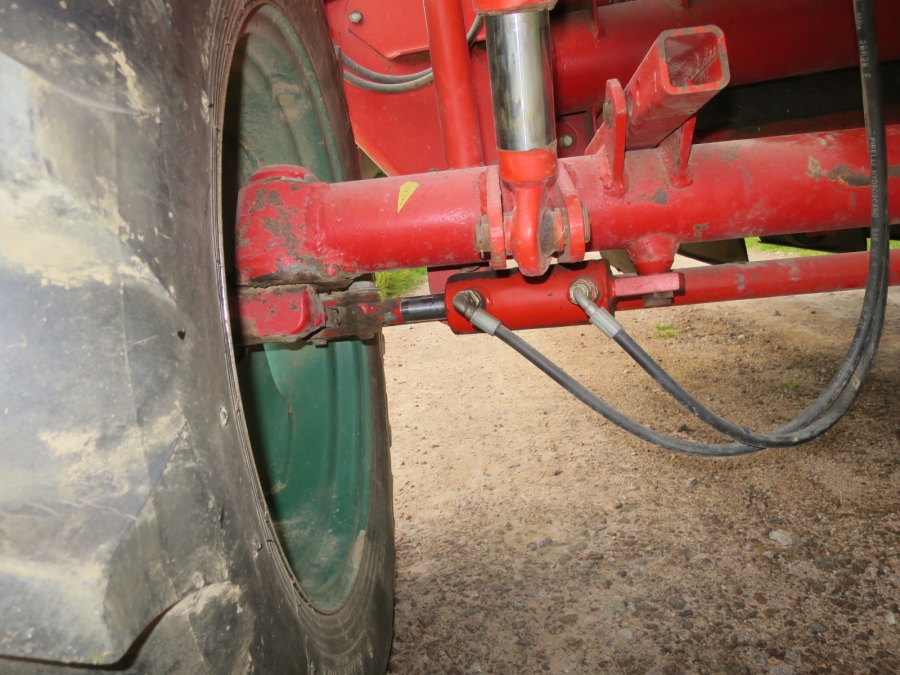 4676 Kverneland UN2200 potato harvester with elevator