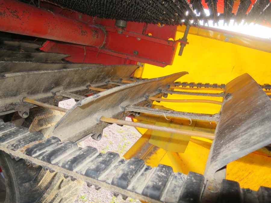 4677 Grimme SE75-20 potato harvester