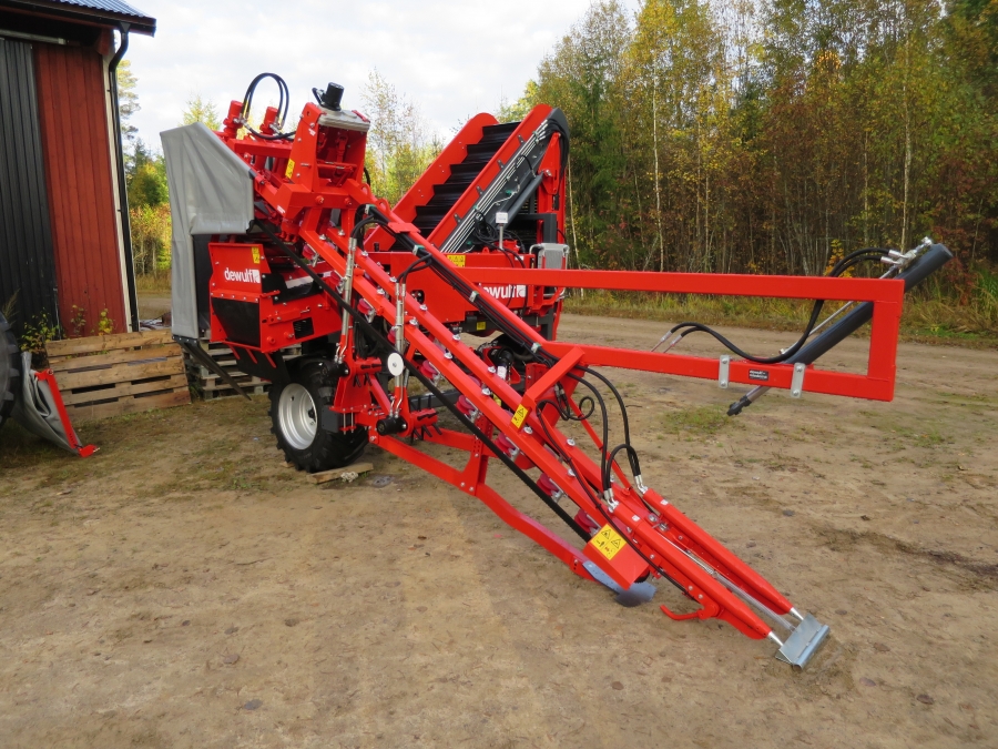 4692 Dewulf P3K carrot harvester with elevator