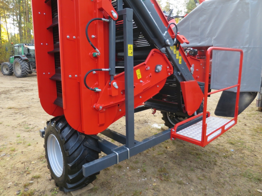 4692 Dewulf P3K carrot harvester with elevator