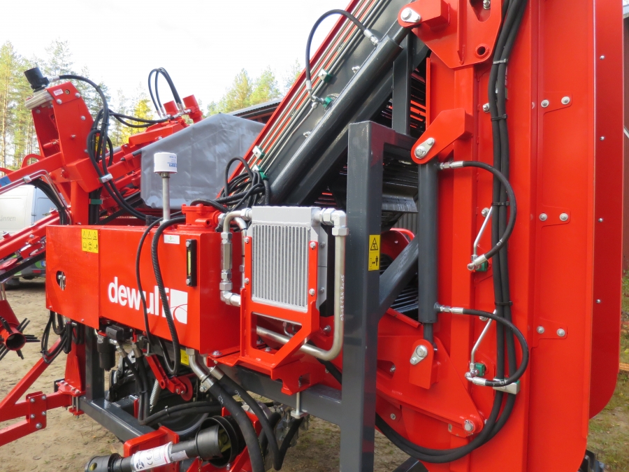 4692 Dewulf P3K carrot harvester with elevator