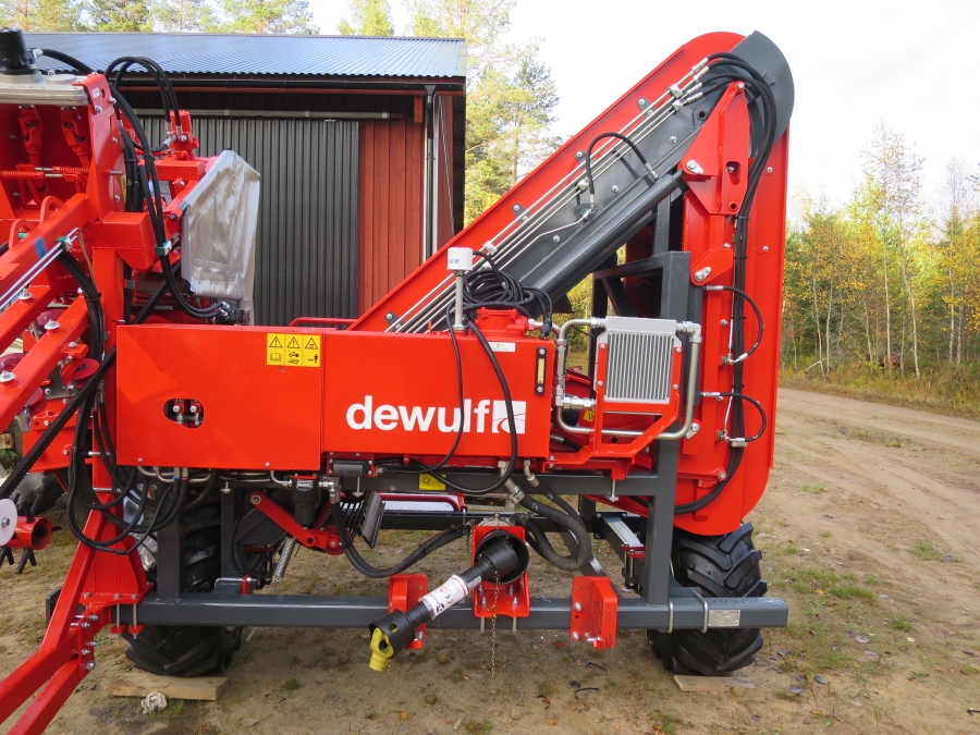 4692 Dewulf P3K carrot harvester with elevator
