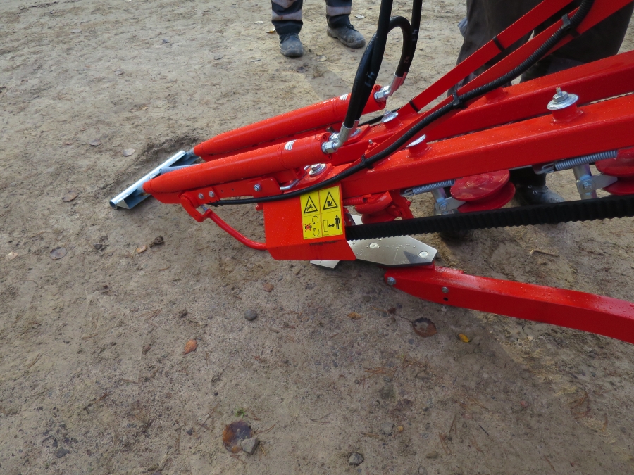 4692 Dewulf P3K carrot harvester with elevator