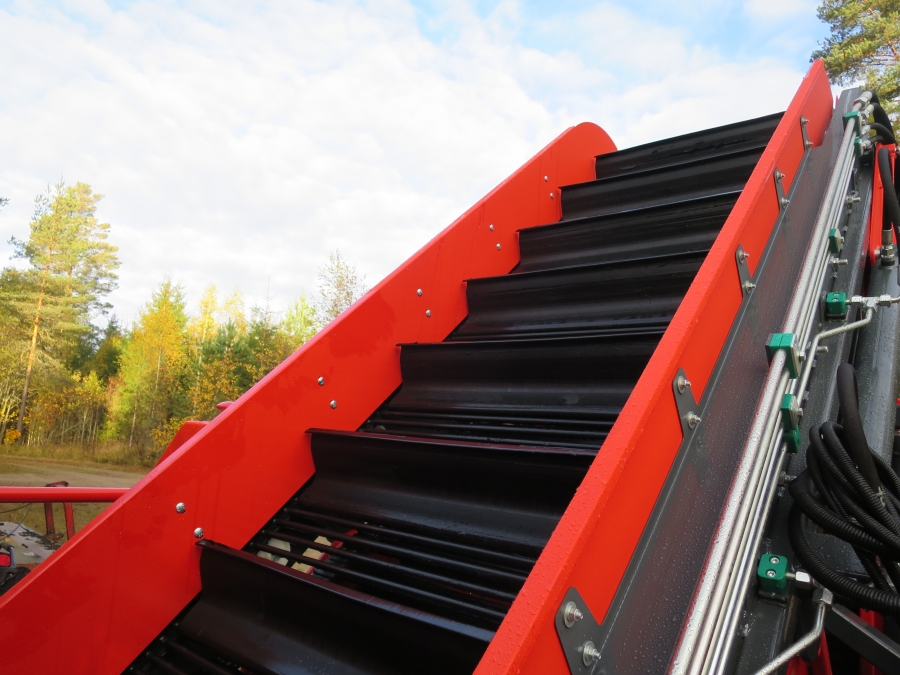 4692 Dewulf P3K carrot harvester with elevator
