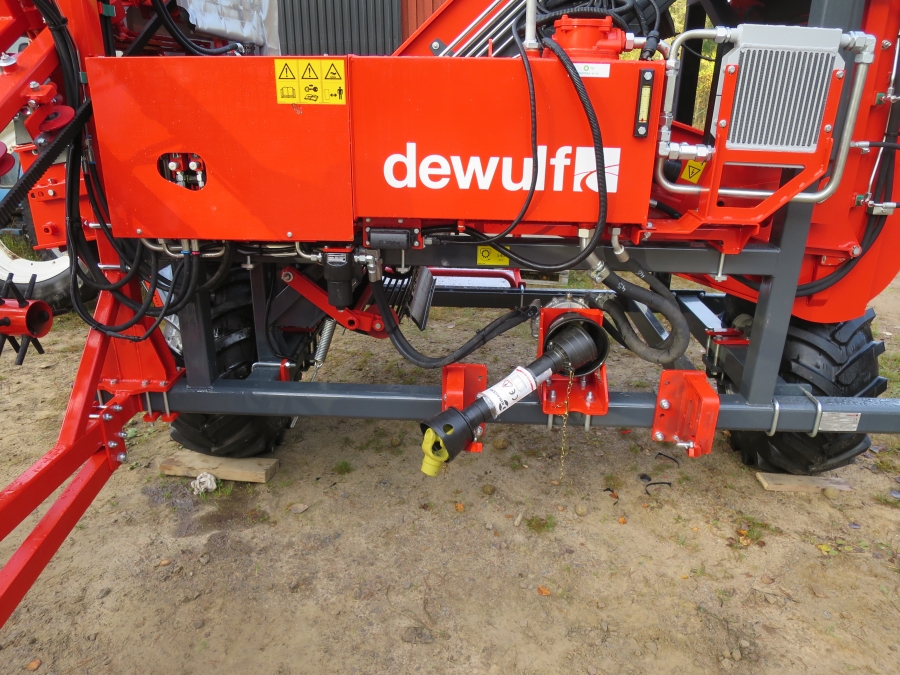 4692 Dewulf P3K carrot harvester with elevator