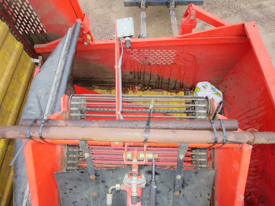 4696 Grimme SE75-30 potato harvester