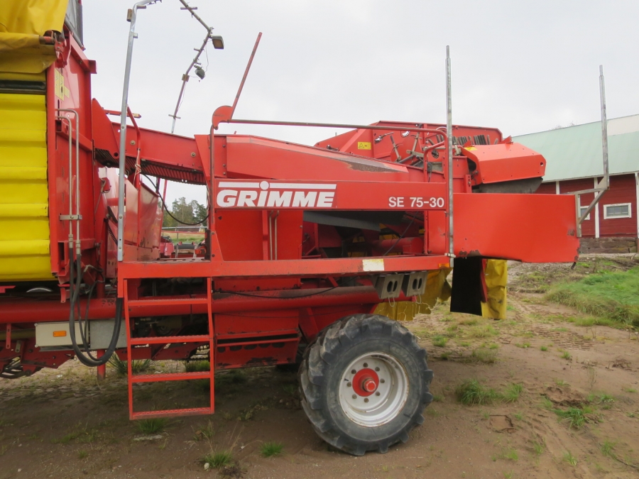 4704 Grimme SE75-30 potato harvester