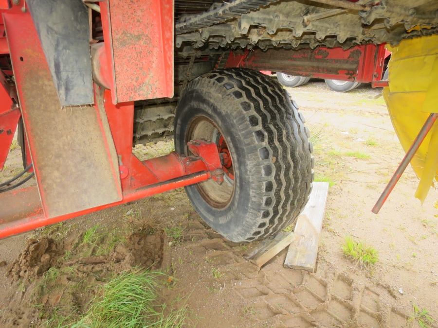 4704 Grimme SE75-30 potato harvester