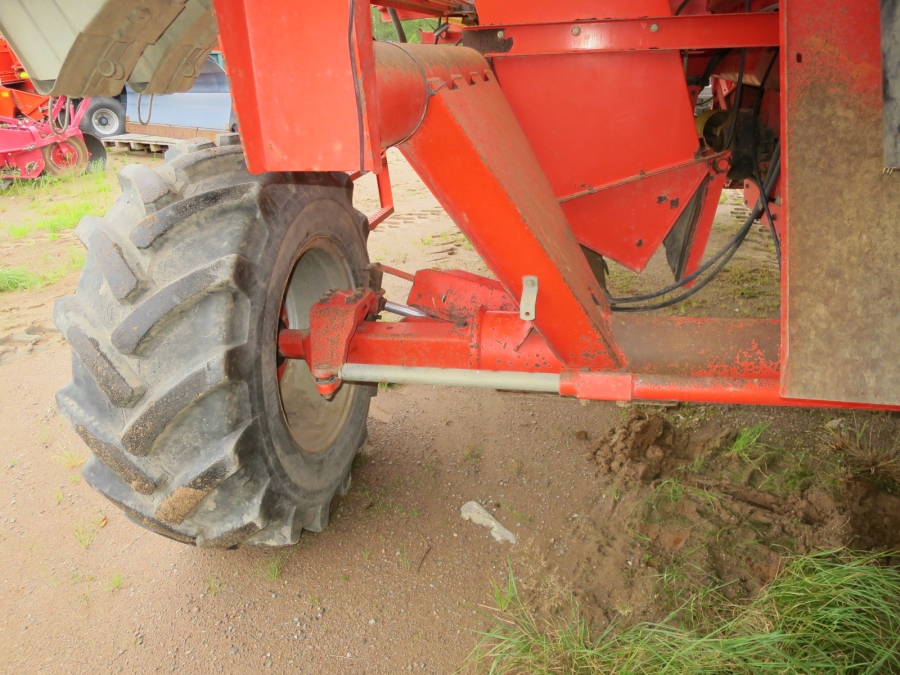 4704 Grimme SE75-30 potato harvester