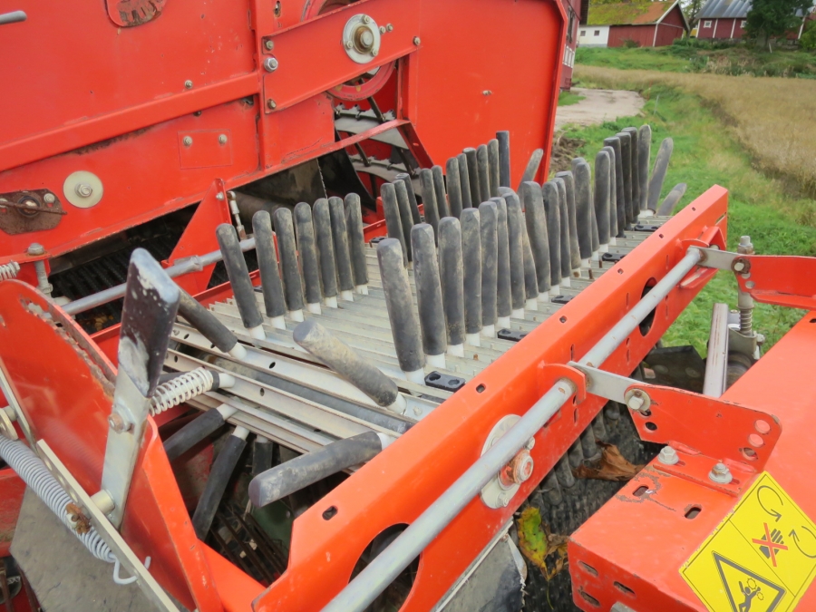 4704 Grimme SE75-30 potato harvester
