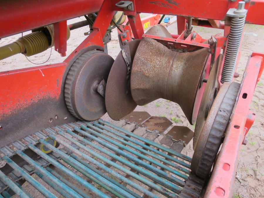 4704 Grimme SE75-30 potato harvester