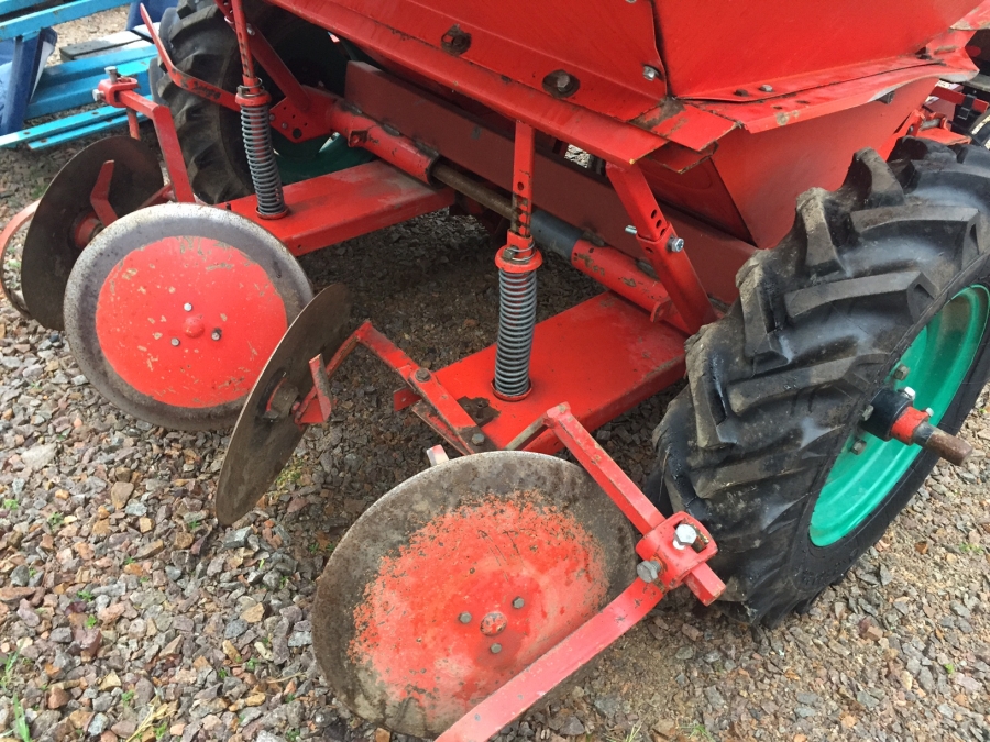 4745 Kverneland UN3000 potato planter 2 row