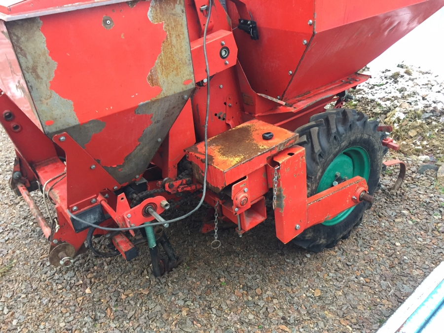 4745 Kverneland UN3000 potato planter 2 row