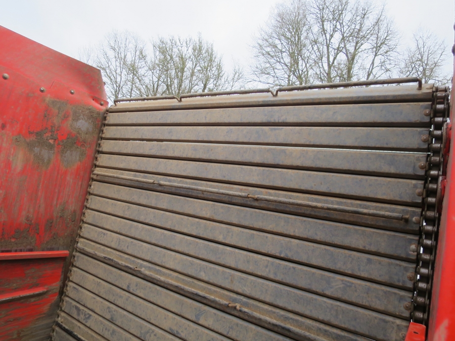 4774 Dewulf GBC carrot harvester 1 row with 3 ton bunker