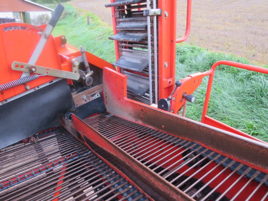 4865 Grimme SE75-30 potato harvester