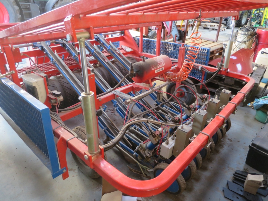 4986 Ferrari Rotostrapp transplanter 4 row