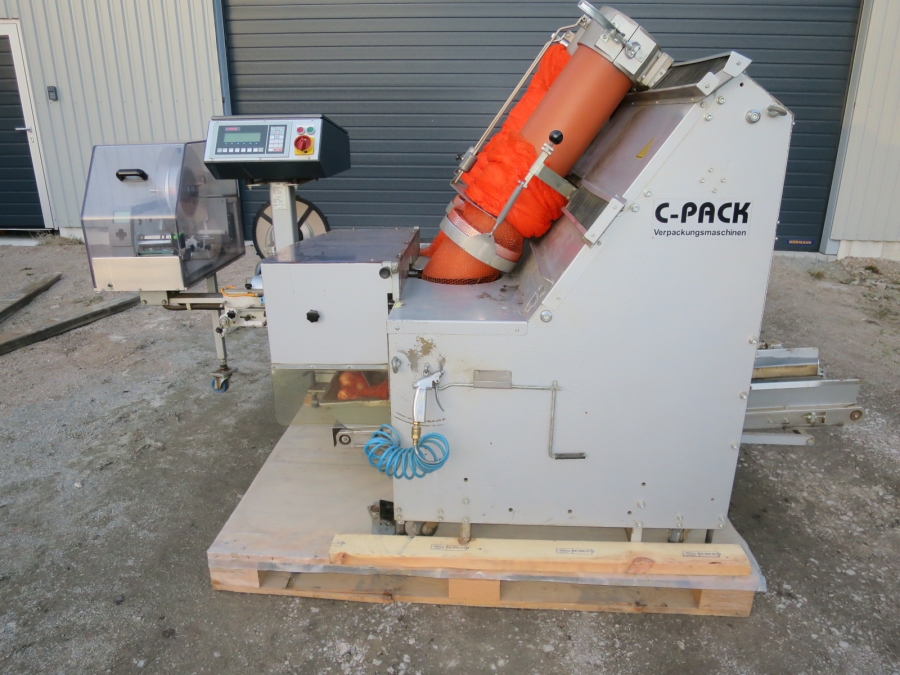 5011 C-Pack VAC 929 Net clipper automatic net bagger