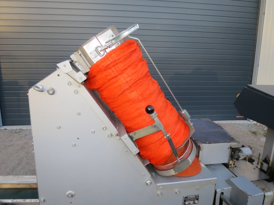 5011 C-Pack VAC 929 Net clipper automatic net bagger