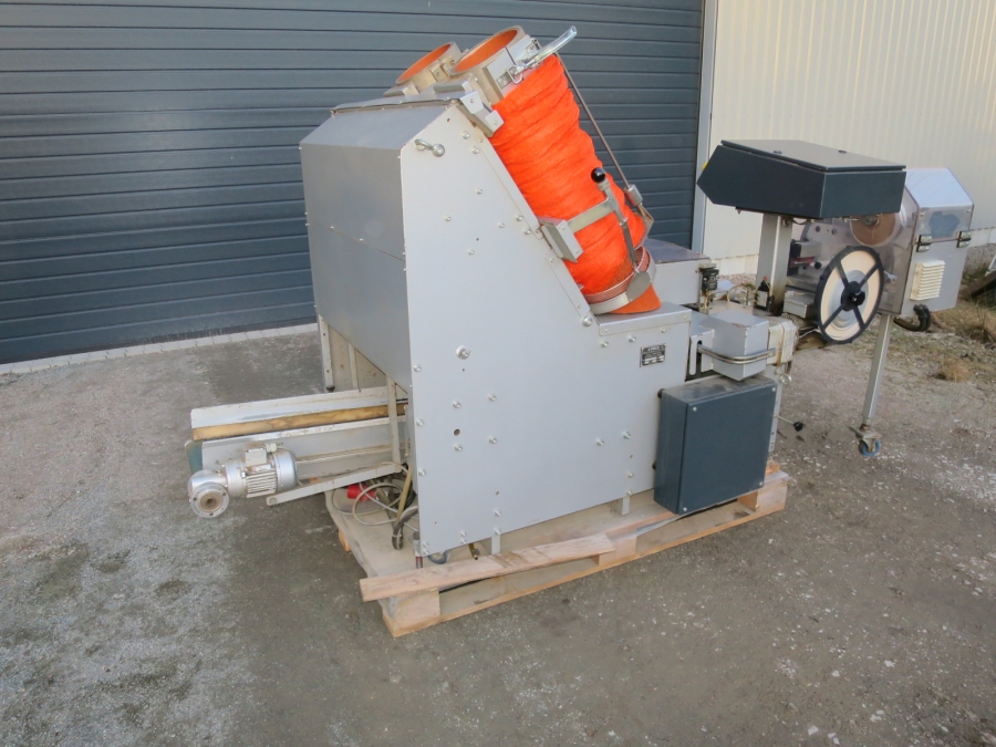 5011 C-Pack VAC 929 Net clipper automatic net bagger