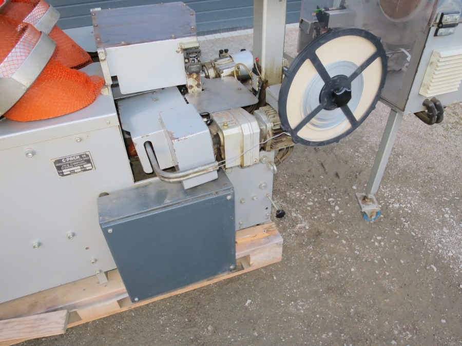 5011 C-Pack VAC 929 Net clipper automatic net bagger