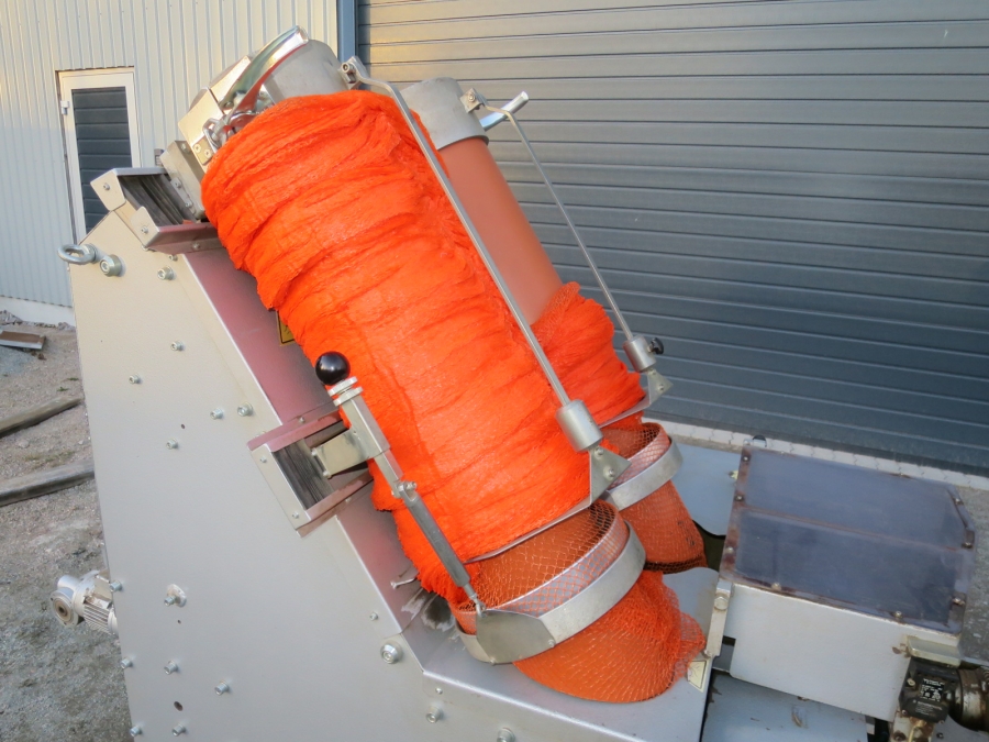 5011 C-Pack VAC 929 Net clipper automatic net bagger