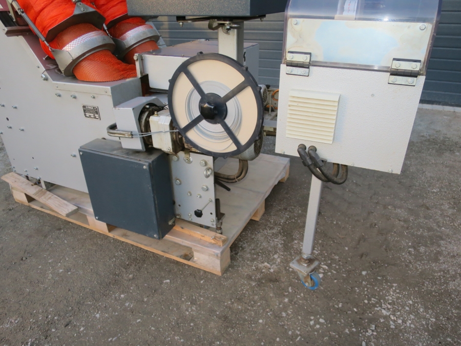 5011 C-Pack VAC 929 Net clipper automatic net bagger