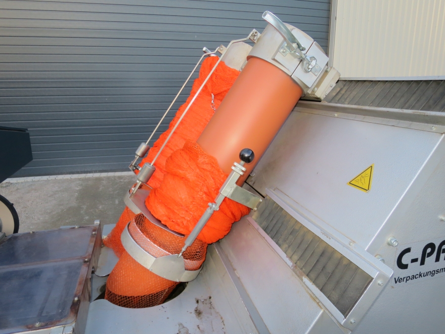 5011 C-Pack VAC 929 Net clipper automatic net bagger
