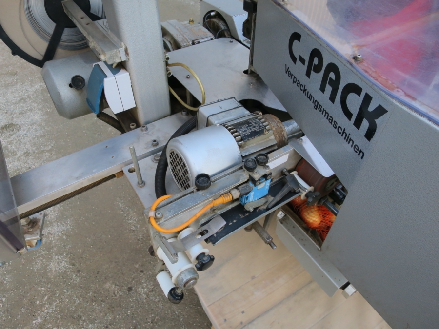 5011 C-Pack VAC 929 Net clipper automatic net bagger