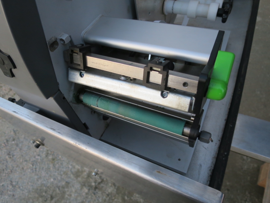 5011 C-Pack VAC 929 Net clipper automatic net bagger
