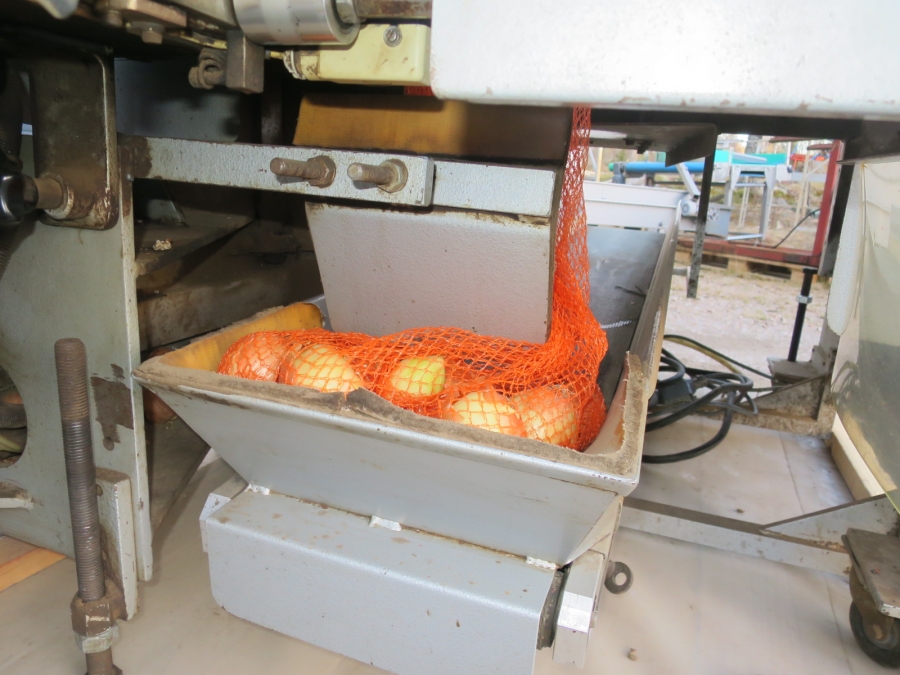 5011 C-Pack VAC 929 Net clipper automatic net bagger