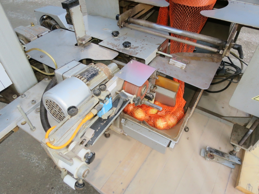 5011 C-Pack VAC 929 Net clipper automatic net bagger