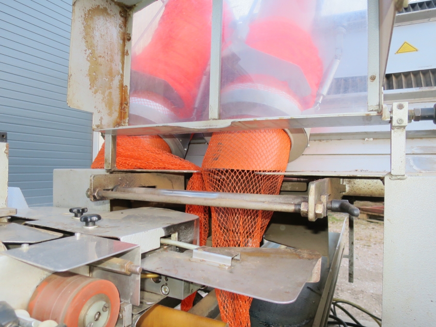 5011 C-Pack VAC 929 Net clipper automatic net bagger