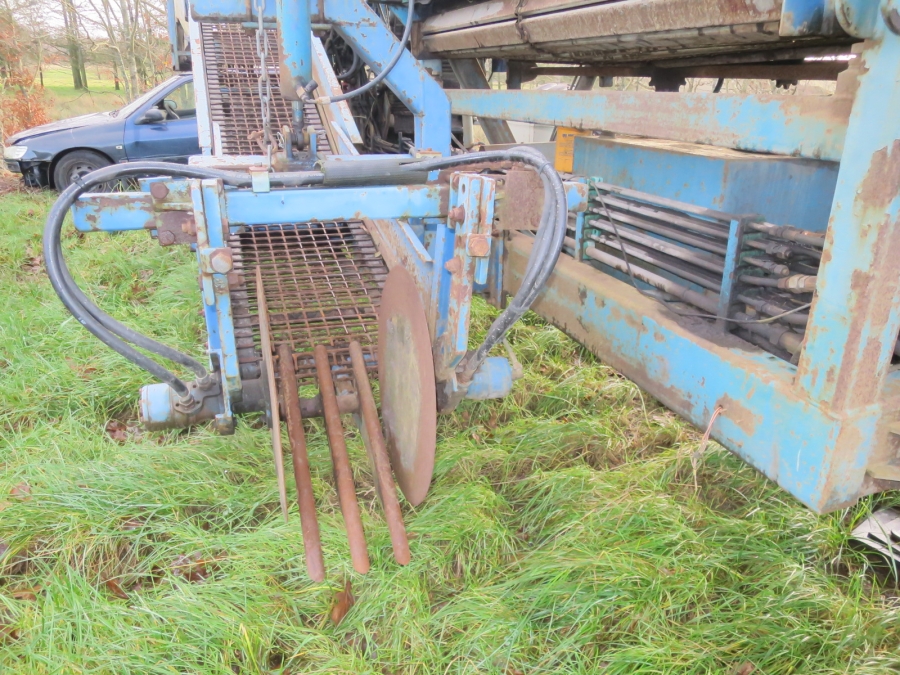 5083 Asa-Lift carrot harvester T-140B