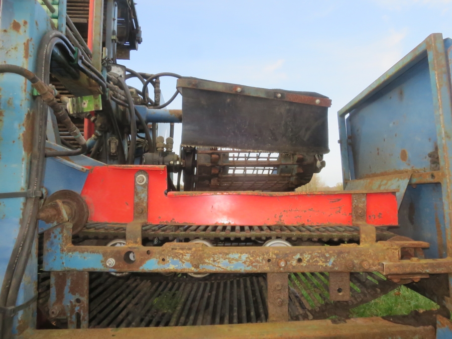 5083 Asa-Lift carrot harvester T-140B