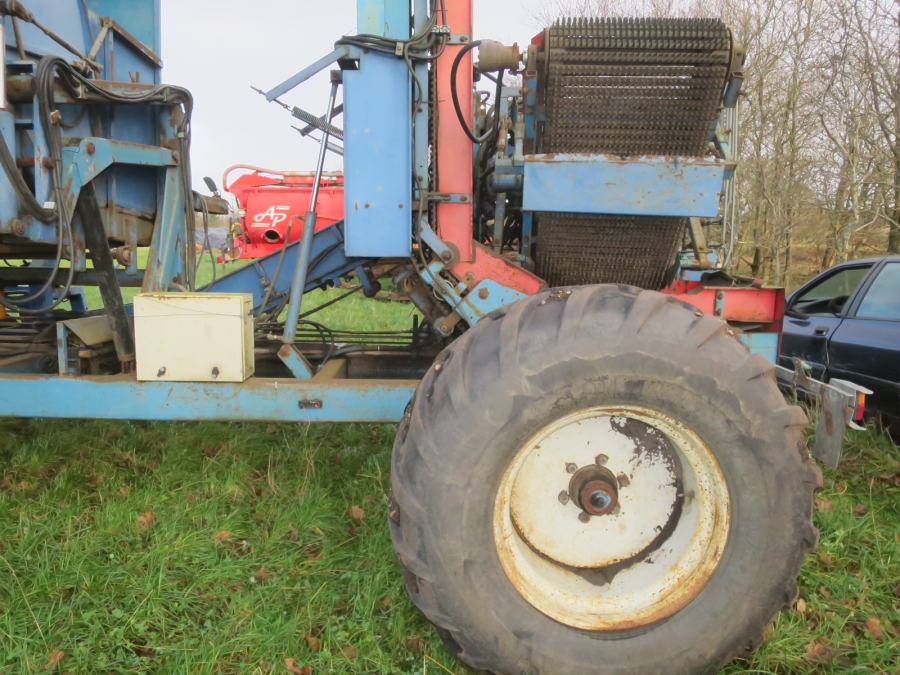 5083 Asa-Lift carrot harvester T-140B