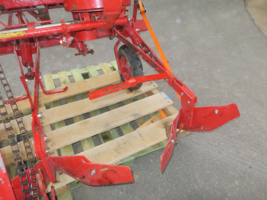 5102 Underhaug manual potato planter 2 row