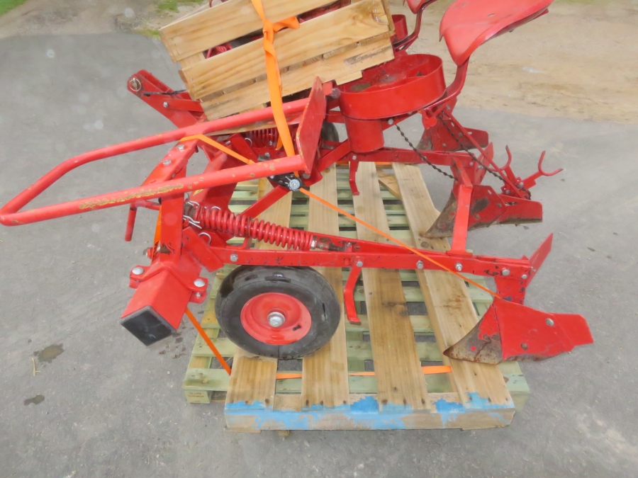 5102 Underhaug manual potato planter 2 row