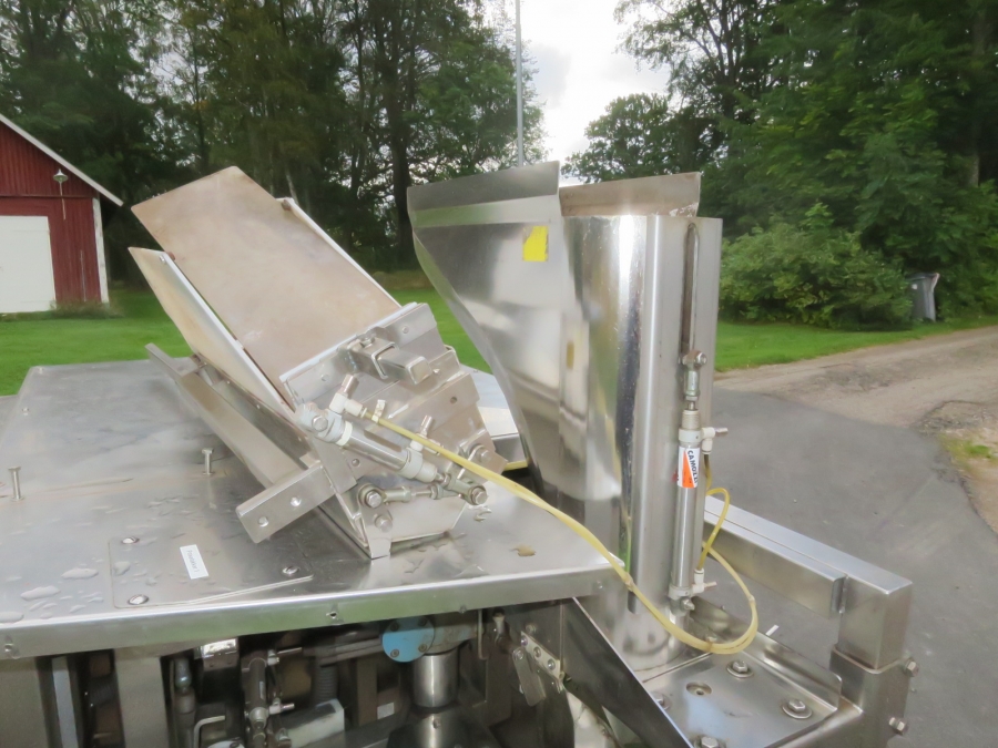 5105 Newtec PEB40G carrot bagger