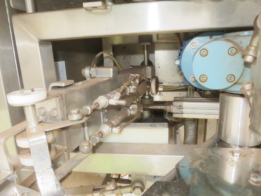 5105 Newtec PEB40G carrot bagger