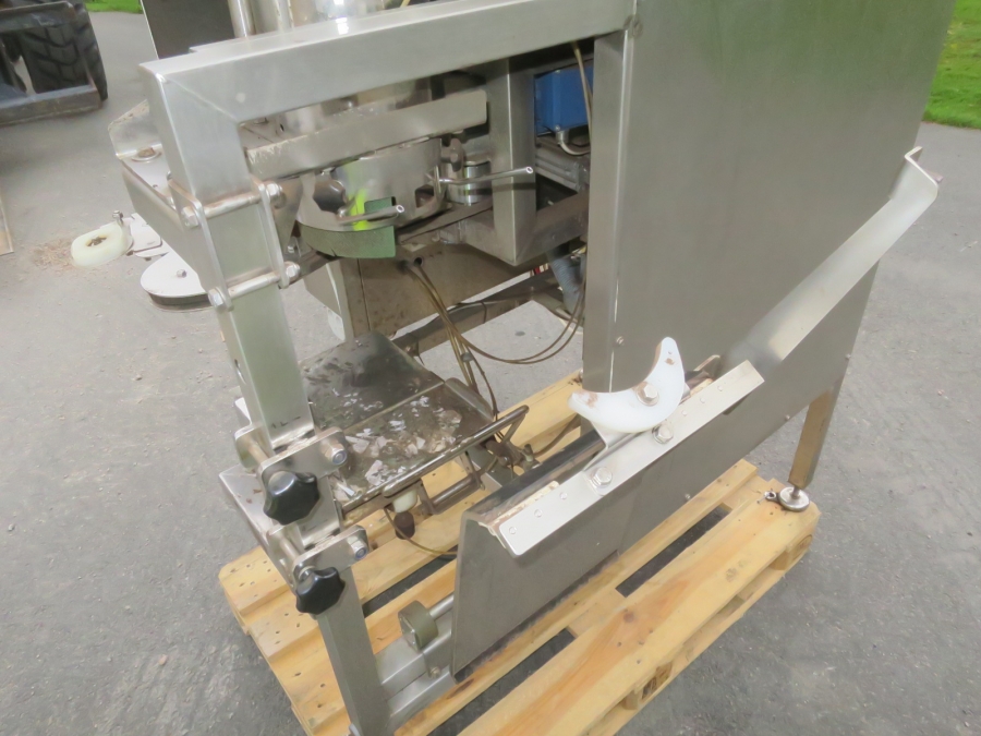 5105 Newtec PEB40G carrot bagger