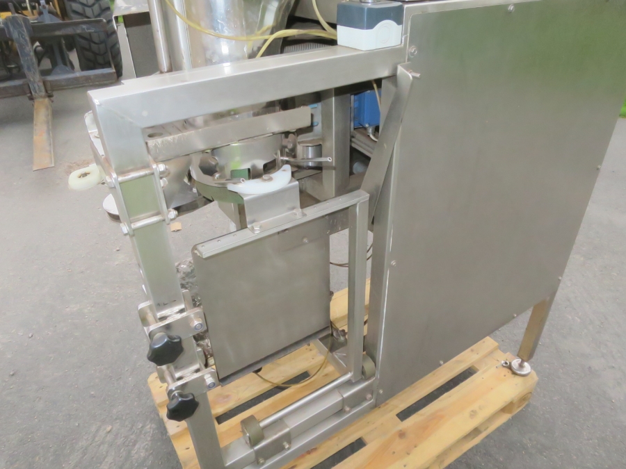 5105 Newtec PEB40G carrot bagger
