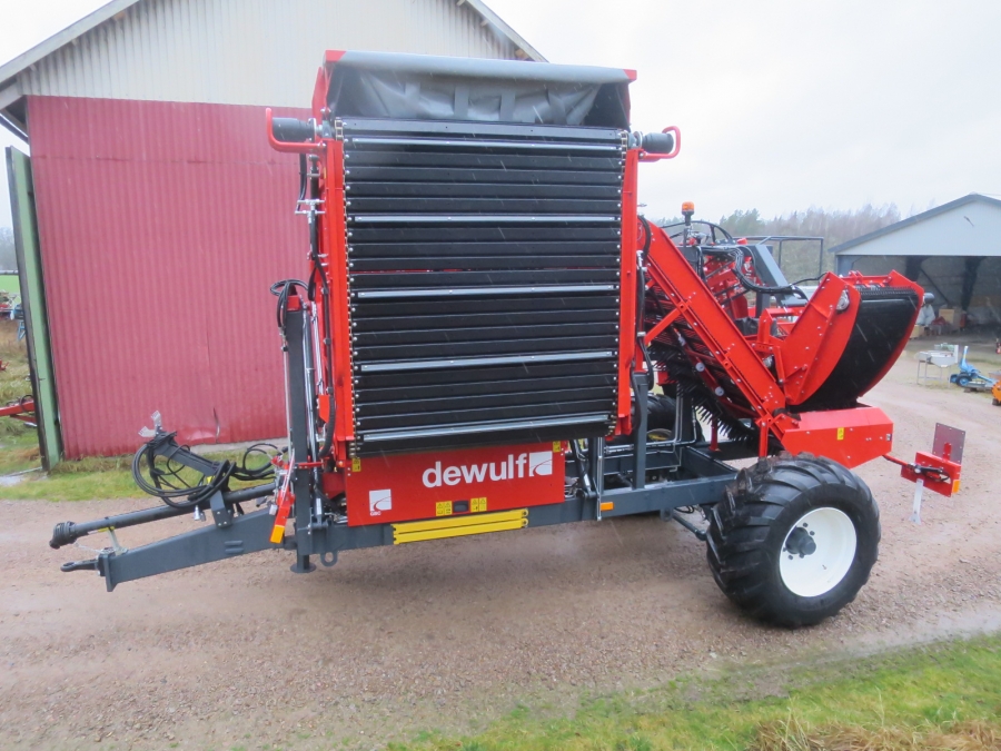 5130 Dewulf GBC carrot harvester with bunker