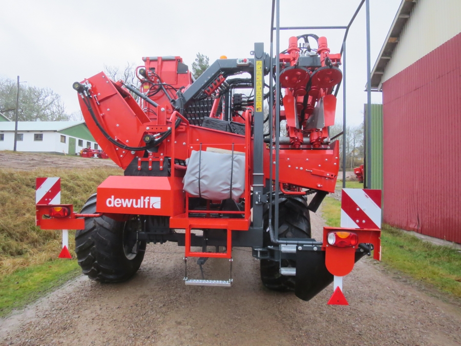 5130 Dewulf GBC carrot harvester with bunker