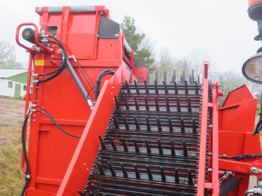 5130 Dewulf GBC carrot harvester with bunker