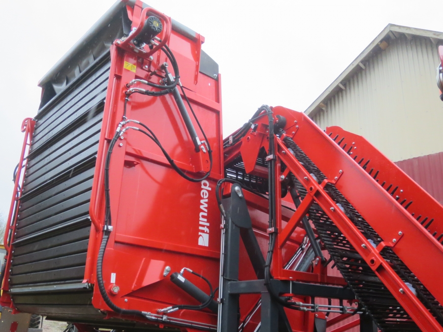 5130 Dewulf GBC carrot harvester with bunker